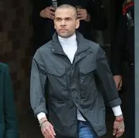 丹尼·阿尔维斯支付一百万欧元保释金后出狱的第一张照片：视频
