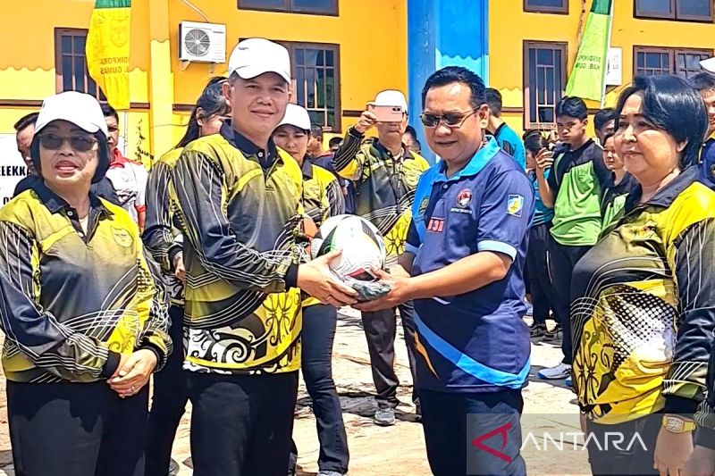 Gunung Mas Regency政府分发体育器材援助 - ANTARA News Central Kalimantan