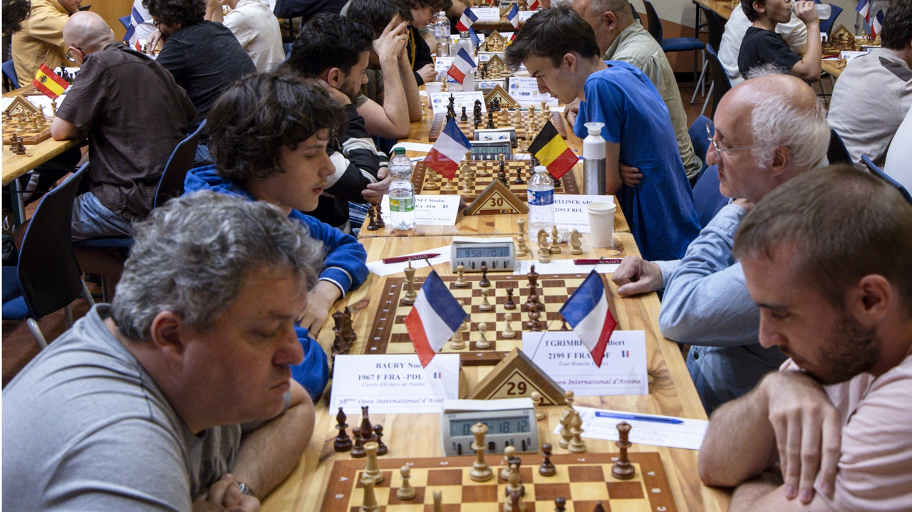 在阿沃因，国际象棋爱好者相聚并竞争